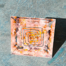 Plasma Orgon Pyramide Rosenquarz